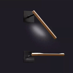 Oluce Ilo 187 lampada parete, Design David Lopez Quincoces, 2019. Lampada orientabile a luce led diretta, una barra di alluminio anodizzato sagomato in bronzo satinato, struttura a parete verniciato nel colore nero opaco. Ilio viene proposta in tre modelli: a sospensione, sospensione con movimento verticale e parete. Caratteristica di tutti i modelli il disegno longilineo ed elegante della barra in alluminio che accoglie la fonte luminosa LED. Ilo a parete, ha le stesse dimensioni della versione con movimento verticale, è fissata al muro attraverso una placca quadrata, snodandosi grazie ad un perno che ne permette l’orientamento in tutte le direzioni  grazie anche al corpo illuminante ruotabile di 90 gradi.