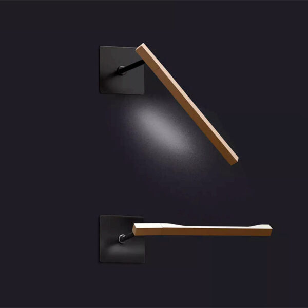 Oluce Ilo 187 lampada parete, Design David Lopez Quincoces, 2019. Lampada orientabile a luce led diretta, una barra di alluminio anodizzato sagomato in bronzo satinato, struttura a parete verniciato nel colore nero opaco. Ilio viene proposta in tre modelli: a sospensione, sospensione con movimento verticale e parete. Caratteristica di tutti i modelli il disegno longilineo ed elegante della barra in alluminio che accoglie la fonte luminosa LED. Ilo a parete, ha le stesse dimensioni della versione con movimento verticale, è fissata al muro attraverso una placca quadrata, snodandosi grazie ad un perno che ne permette l’orientamento in tutte le direzioni  grazie anche al corpo illuminante ruotabile di 90 gradi.