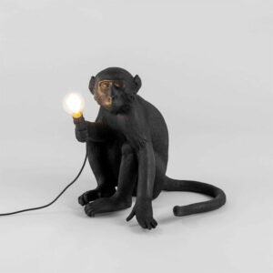 SELETTI-MONKEY-LAMP-SEDUTA-1-NERA-LAMPADA-DA-TAVOLO-STILLUCE-STORE-BERGAMO