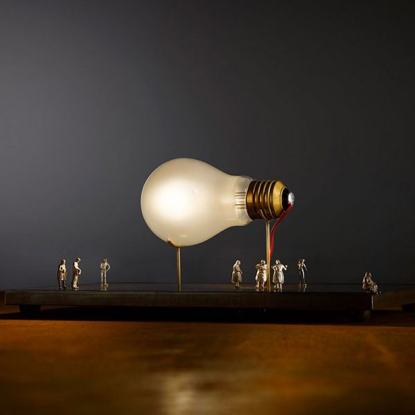 ingo-maurer-i-ricchi-poveri-monument-for-a-bulb-stilluce-store-bergamo