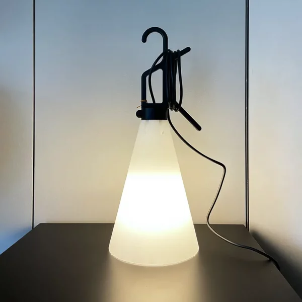 FLOS-MAY-DAY-NERA-LAMPADA-ACCESA-KMZERO-STILLUCE-STORE-BERGAMO