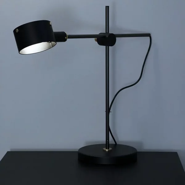OLUCE-GO-252-LAMPADA-TAVOLO-NERO-ACCESA-STILLUCE-STORE-BERGAMO-KMZERO