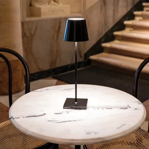 ZAFFERANO-POLDINA-PRO-NERO-LAMPADA-TAVOLO-AMBIENTAZIONE-STILLUCE-STORE-BERGAMO