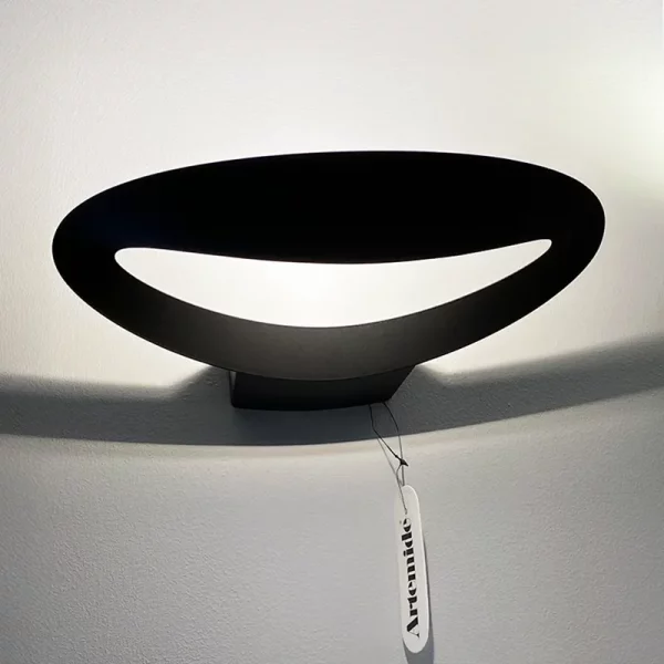 ARTEMIDE-MESMERI-LED-PARETE-NERA-ACCESA-STILLUCE-STORE-BERGAMO ARTEMIDE-MESMERI-LED-PARETE-NERA-ACCESA-STILLUCE-STORE-BERGAMO
