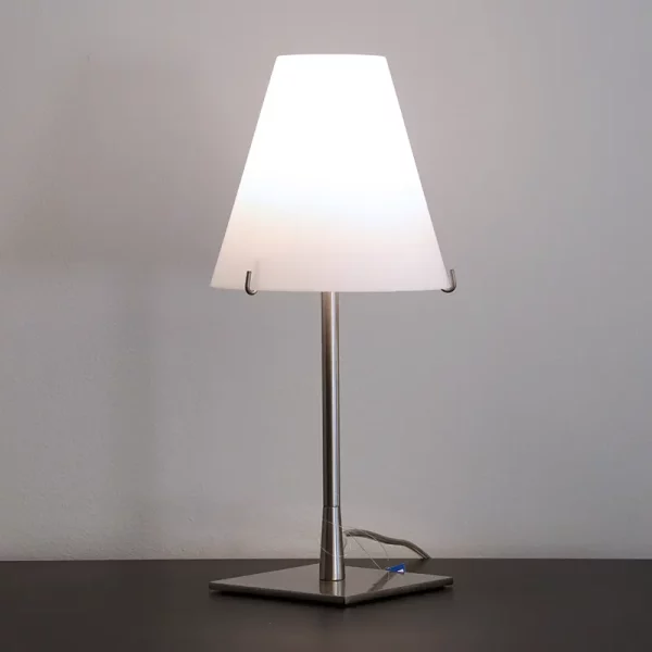 EGOLUCE-LIOLA-LAMPADA-COMODINO-ACCESA-KMZERO-STILLUCE-STORE-BERGAMO EGOLUCE-LIOLA-LAMPADA-COMODINO-ACCESA-KMZERO-STILLUCE-STORE-BERGAMO