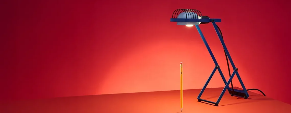 Artemide Sintesi lampada da tavolo di Ernesto Gismondi, luce da scrivania con attacco E27, disponibile da Stilluce Store Bergamo con Winter Days.