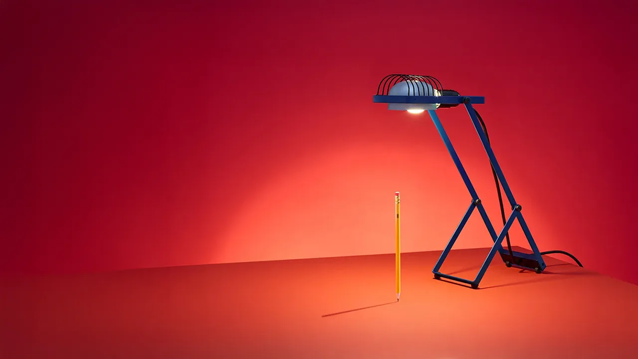 Artemide Sintesi lampada da tavolo di Ernesto Gismondi, luce da scrivania con attacco E27, disponibile da Stilluce Store Bergamo con Winter Days.