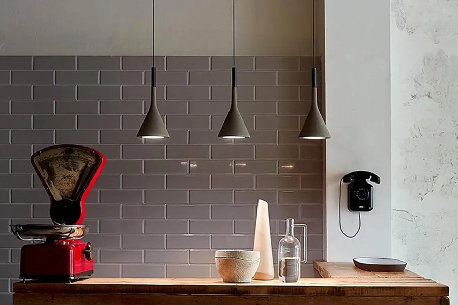 Lampade a sospensione Aplomb Foscarini in cucina moderna, illuminazione design Stilluce Store Bergamo