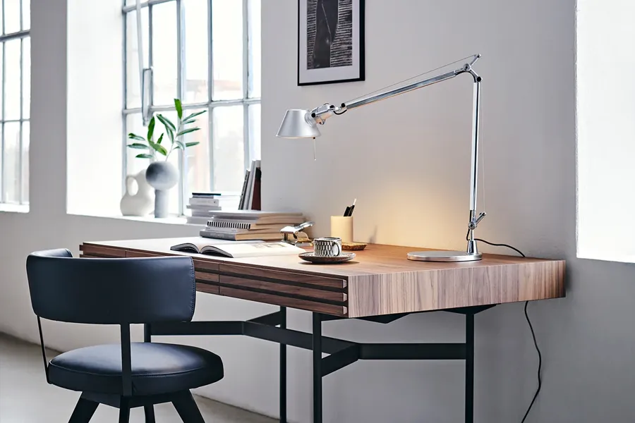 Lampada Tolomeo Artemide su scrivania studio con illuminazione design per lavoro Stilluce Store Bergamo
