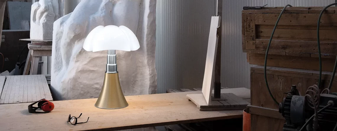 Lampada Pipistrello Martinelli Luce disegnata da Gae Aulenti, icona del design italiano protagonista dell’articolo Stilluce Store