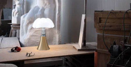 Lampada Pipistrello Martinelli Luce disegnata da Gae Aulenti, icona del design italiano protagonista dell’articolo Stilluce Store