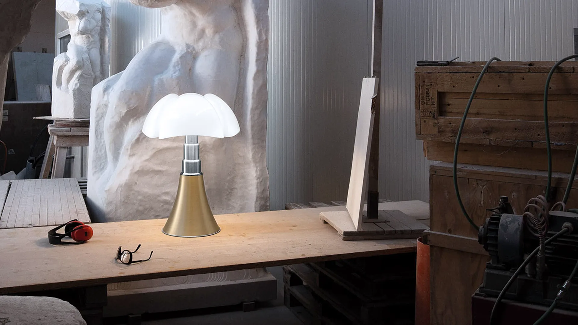Lampada Pipistrello Martinelli Luce disegnata da Gae Aulenti, icona del design italiano protagonista dell’articolo Stilluce Store