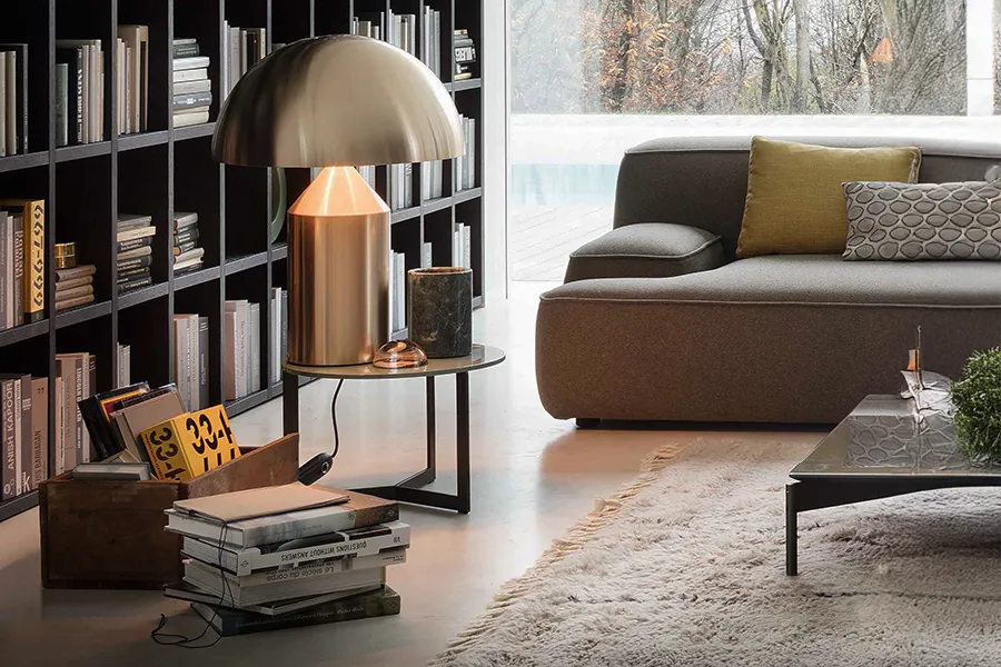 Lampada Atollo Oluce oro satinato in soggiorno moderno, illuminazione design Stilluce Store Bergamo