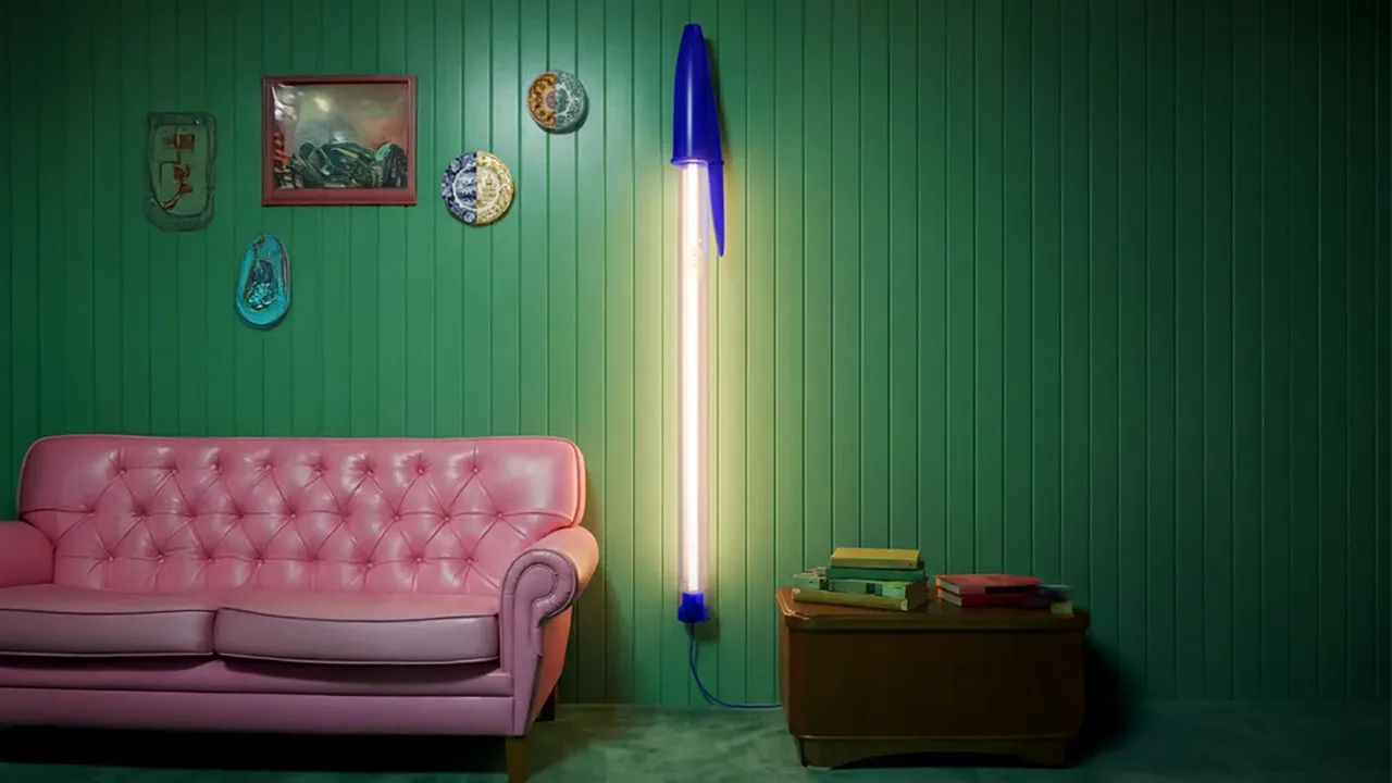 Lampada Seletti x BIC firmata Mario Paroli, ispirata alla penna BIC Cristal, proposta da Stilluce Store Bergamo