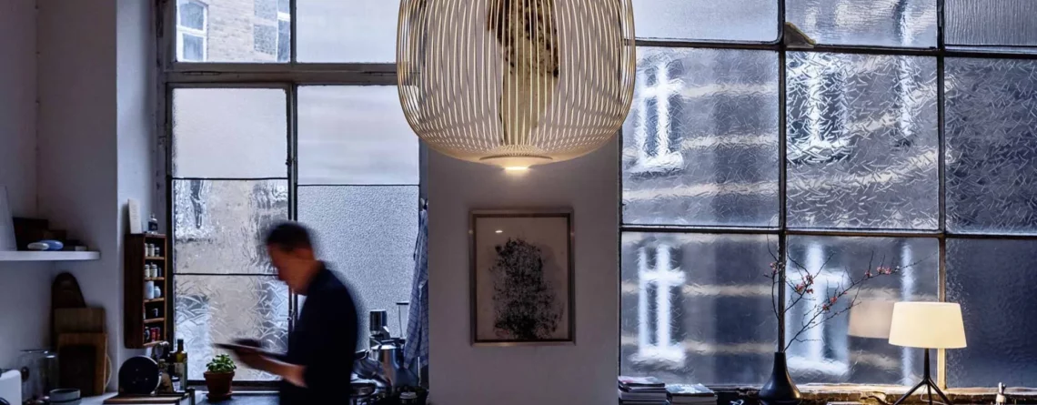 Foscarini Spokes 2 Midi bianca, lampada a sospensione LED in ambiente domestico, design Garcia Cumini disponibile su Stilluce Store