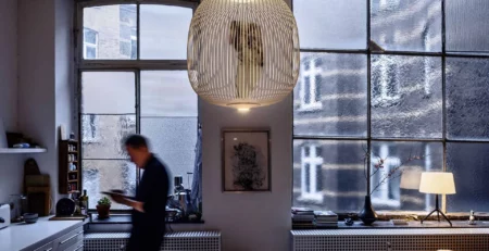 Foscarini Spokes 2 Midi bianca, lampada a sospensione LED in ambiente domestico, design Garcia Cumini disponibile su Stilluce Store