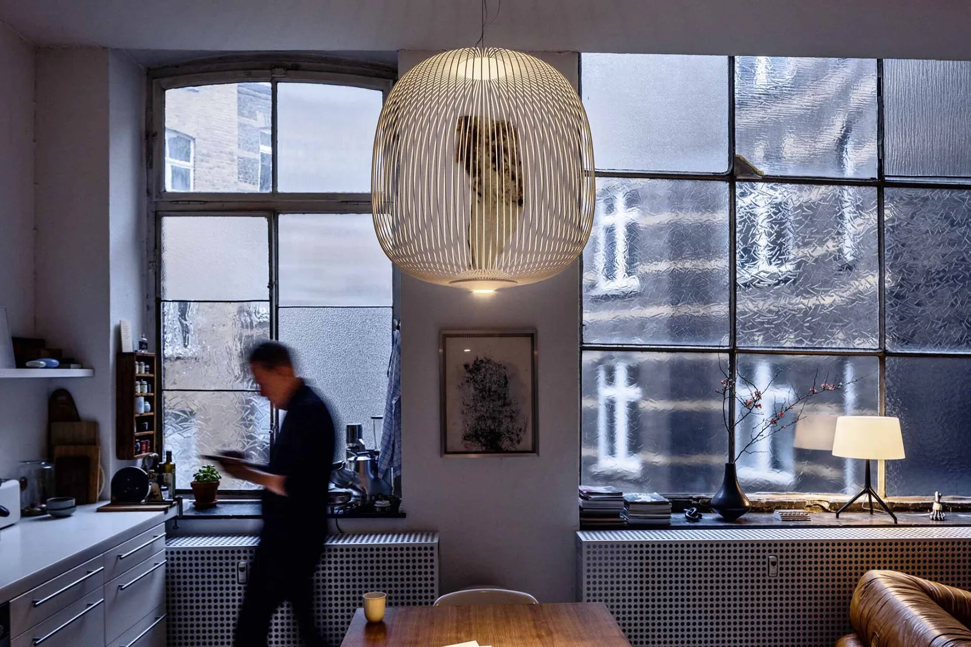 Foscarini Spokes 2 Midi bianca, lampada a sospensione LED in ambiente domestico, design Garcia Cumini disponibile su Stilluce Store