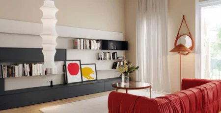 Lampada Falkland di Bruno Munari a sospensione in un soggiorno contemporaneo