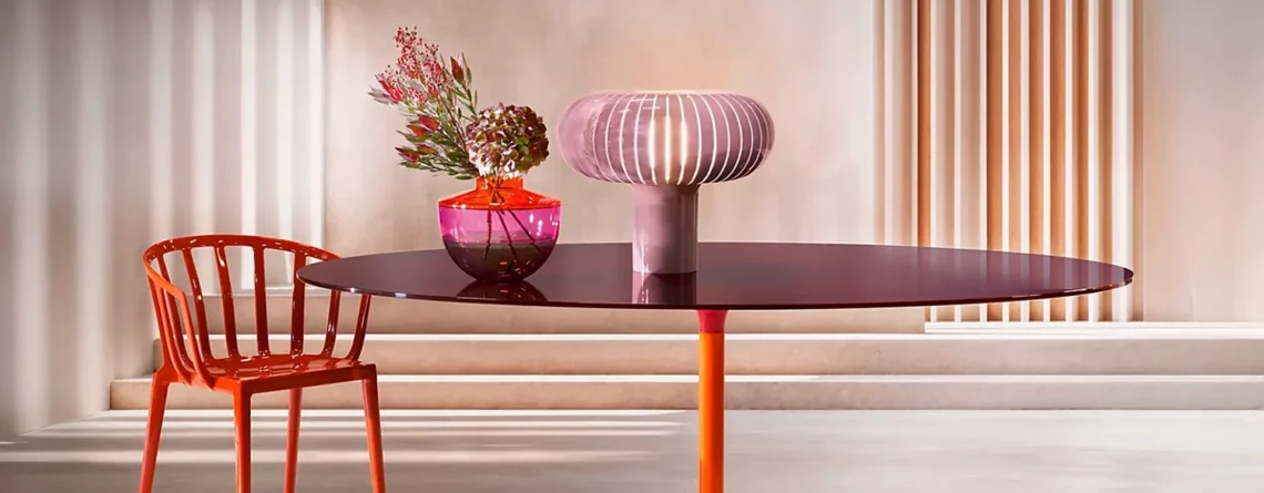 Kartell Teresa lampada da tavolo firmata Ferruccio Laviani con diffusore sinuoso ispirato a petali che si aprono.