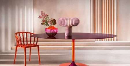 Kartell Teresa lampada da tavolo firmata Ferruccio Laviani con diffusore sinuoso ispirato a petali che si aprono.