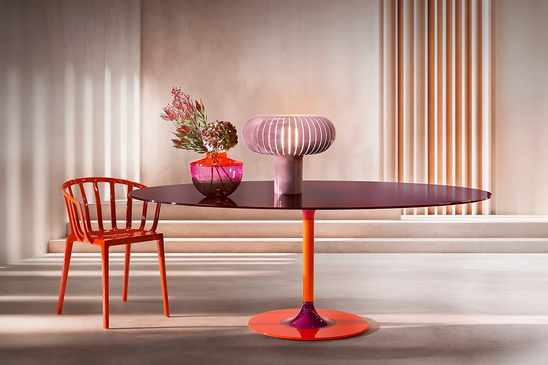 Kartell Teresa lampada da tavolo firmata Ferruccio Laviani con diffusore sinuoso ispirato a petali che si aprono.