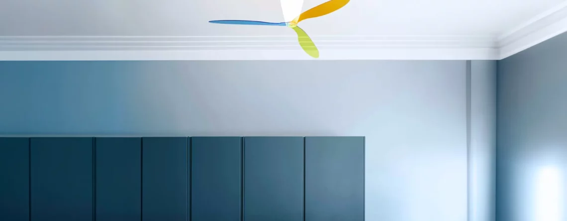 Luceplan Blow, ventilatore da soffitto con luce progettato da Ferdi Giardini, installato in un soggiorno con travi a vista. Una sospensione che integra illuminazione e movimentazione dell’aria nello stesso progetto.