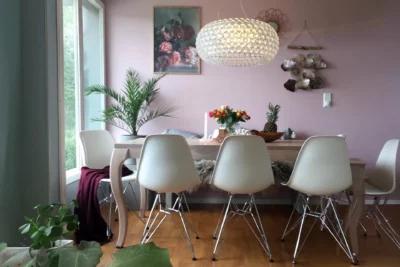 Lampada a sospensione Foscarini Caboche Plus di Patricia Urquiola ed Eliana Gerotto sopra un tavolo da pranzo