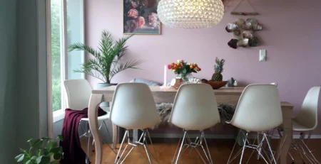 Lampada a sospensione Foscarini Caboche Plus di Patricia Urquiola ed Eliana Gerotto sopra un tavolo da pranzo