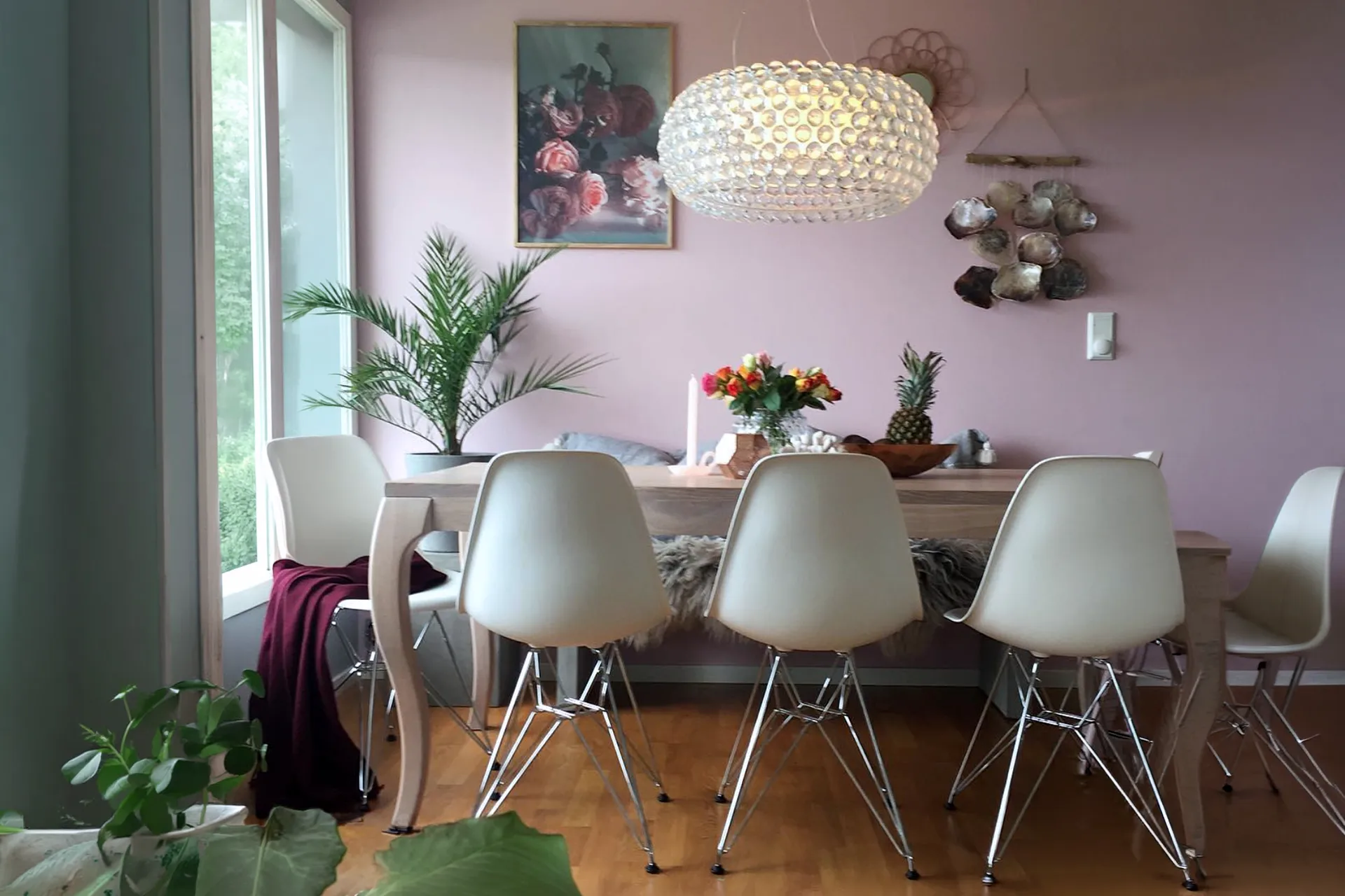Lampada a sospensione Foscarini Caboche Plus di Patricia Urquiola ed Eliana Gerotto sopra un tavolo da pranzo