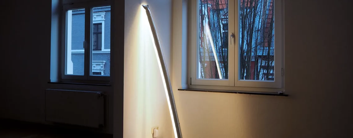 Lampada gonfiabile Blow Me Up di Ingo Maurer appoggiata a parete e accesa in un interno