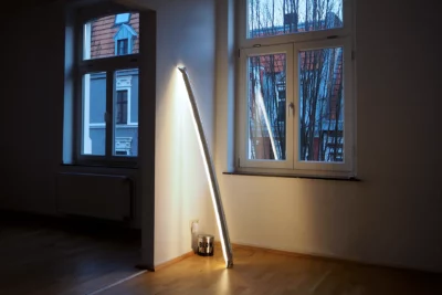 Lampada gonfiabile Blow Me Up di Ingo Maurer appoggiata a parete e accesa in un interno