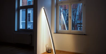 Lampada gonfiabile Blow Me Up di Ingo Maurer appoggiata a parete e accesa in un interno