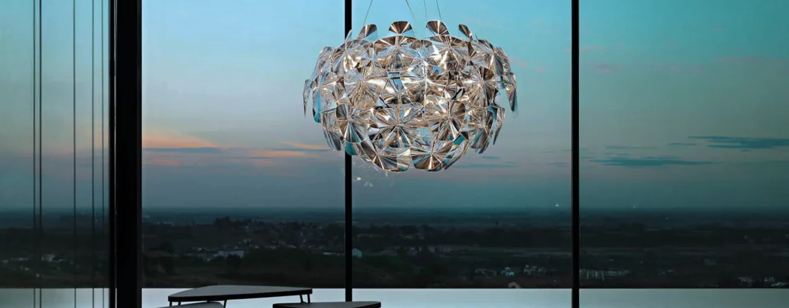 Lampada a sospensione Hope di Luceplan, disegnata da Francisco Gomez Paz e Paolo Rizzatto, in un interno contemporaneo con vista panoramica