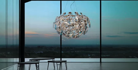 Lampada a sospensione Hope di Luceplan, disegnata da Francisco Gomez Paz e Paolo Rizzatto, in un interno contemporaneo con vista panoramica