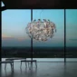 Lampada a sospensione Hope di Luceplan, disegnata da Francisco Gomez Paz e Paolo Rizzatto, in un interno contemporaneo con vista panoramica