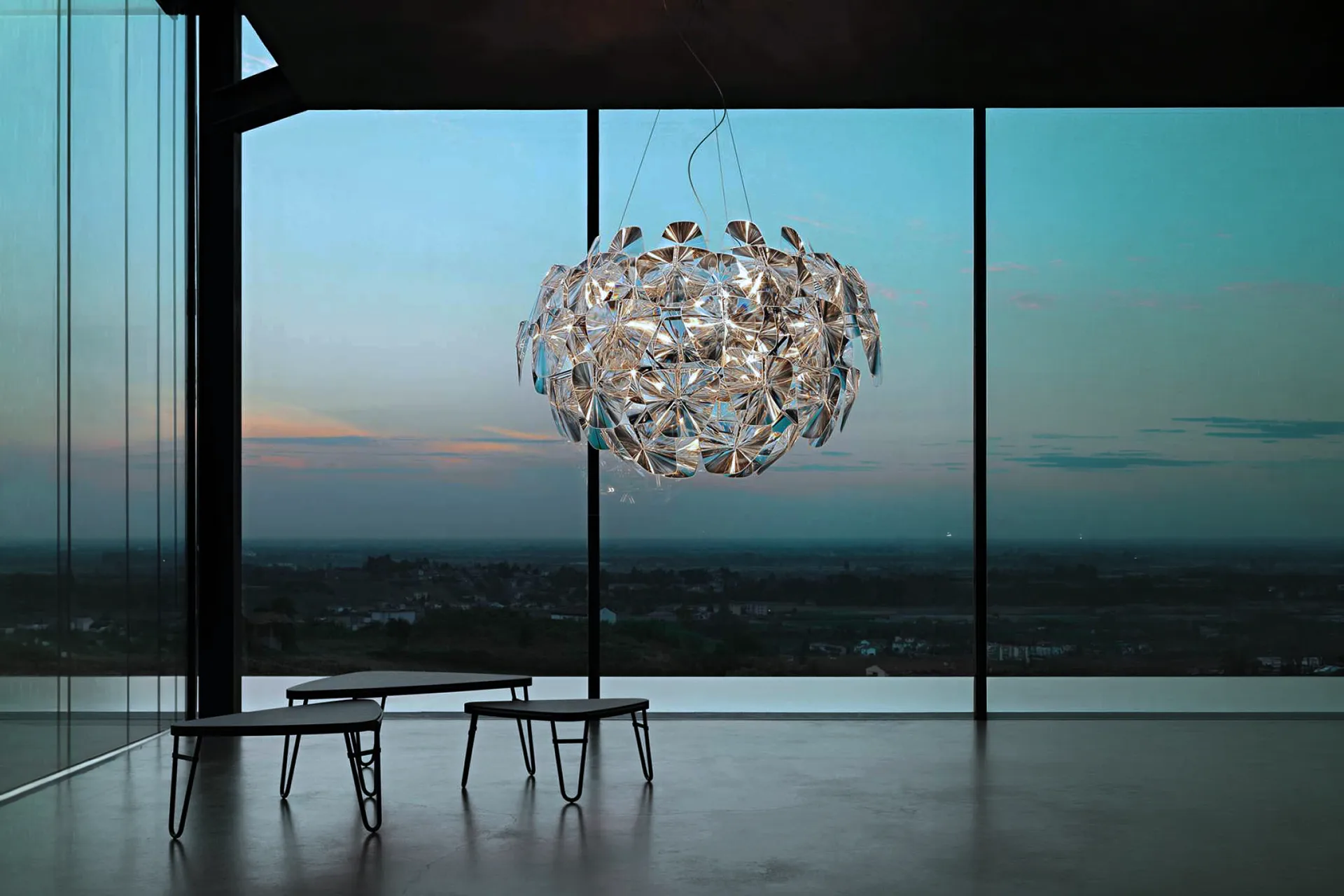 Lampada a sospensione Hope di Luceplan, disegnata da Francisco Gomez Paz e Paolo Rizzatto, in un interno contemporaneo con vista panoramica